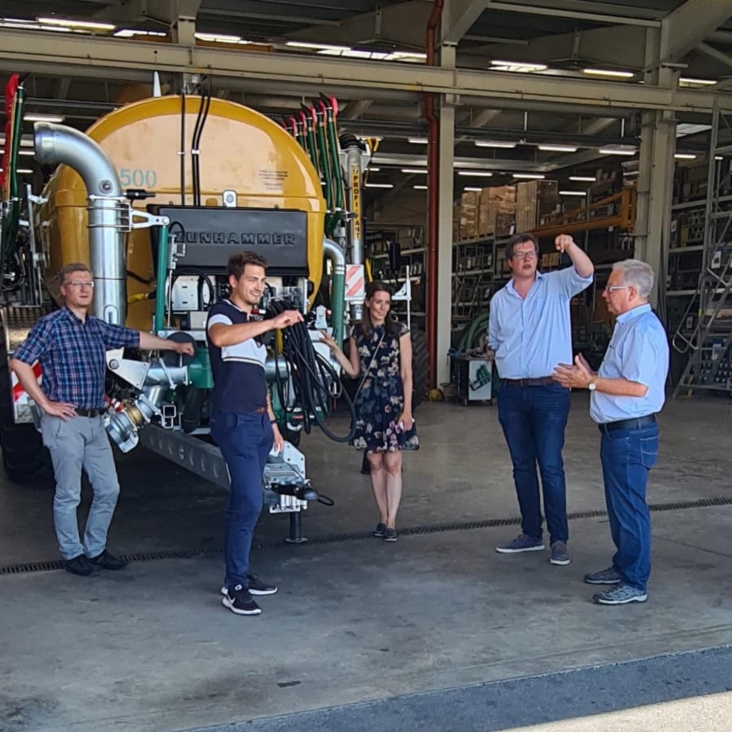 Nicole Bauer (MdB), Dr. Lukas Köhler (MdB) und Patrick Weiß (FDP-Bundestagskandidat) beim Besuch der Zunhammer GmbH