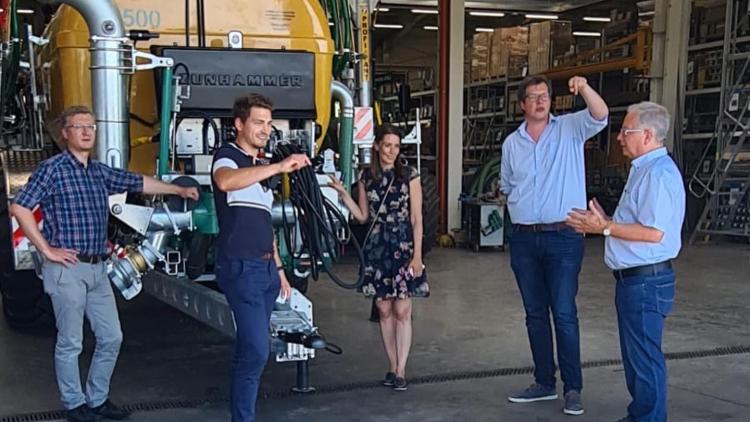 Nicole Bauer (MdB), Dr. Lukas Köhler (MdB) und Patrick Weiß (FDP-Bundestagskandidat) beim Besuch der Zunhammer GmbH